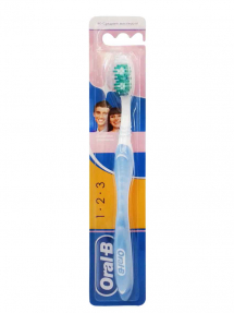 Oral-B зубная щетка 3-й Эффект Деликатное отбеливание средняя 1шт
